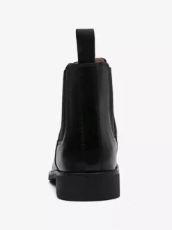 Bottines Chelsea pour homme talons bas bout pointu en cuir noir.