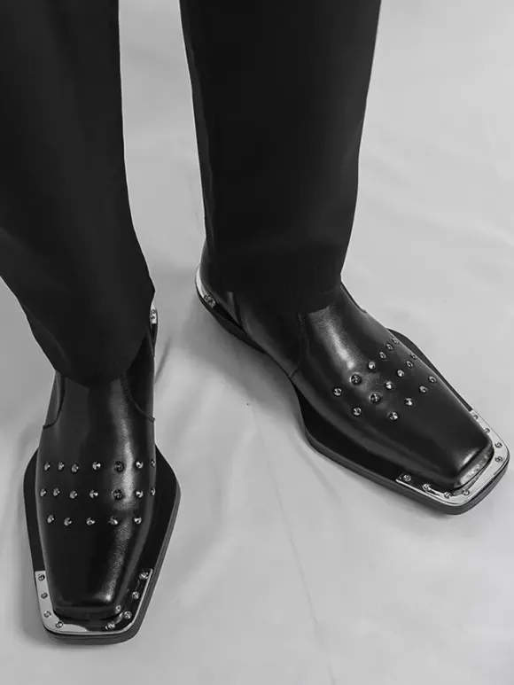 Bottines noires à bout carré et talon compensé clouté pour hommes