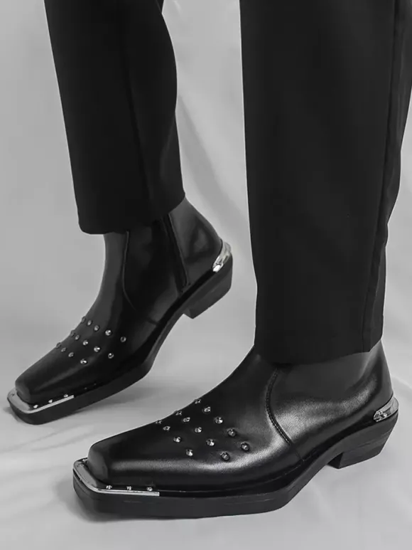 Bottines noires à bout carré et talon compensé clouté pour hommes