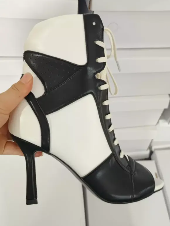 Bottines noires à lacets et bout ouvert pour femme