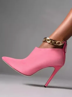 Bottines noires à talons hauts et détails chaîne talons aiguilles