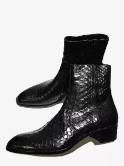 Bottines noires en cuir véritable bout rond lacets.
