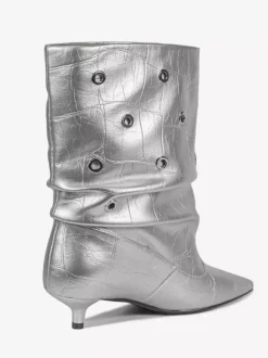 Bottines argentées à petits talons bout pointu et découpes à la cheville