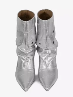 Bottines argentées à petits talons bout pointu et découpes à la cheville
