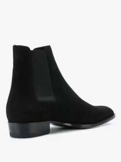 Bottines Chelsea pour homme en daim noir à enfiler bout pointu style britannique.