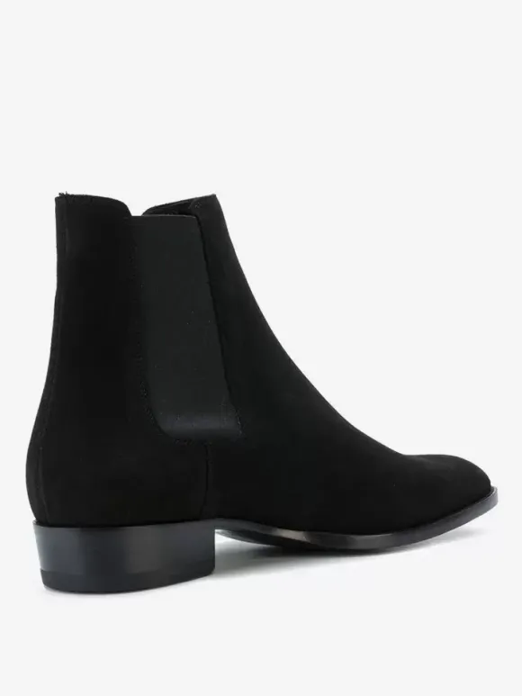 Bottines Chelsea pour homme en daim noir à enfiler bout pointu style britannique.
