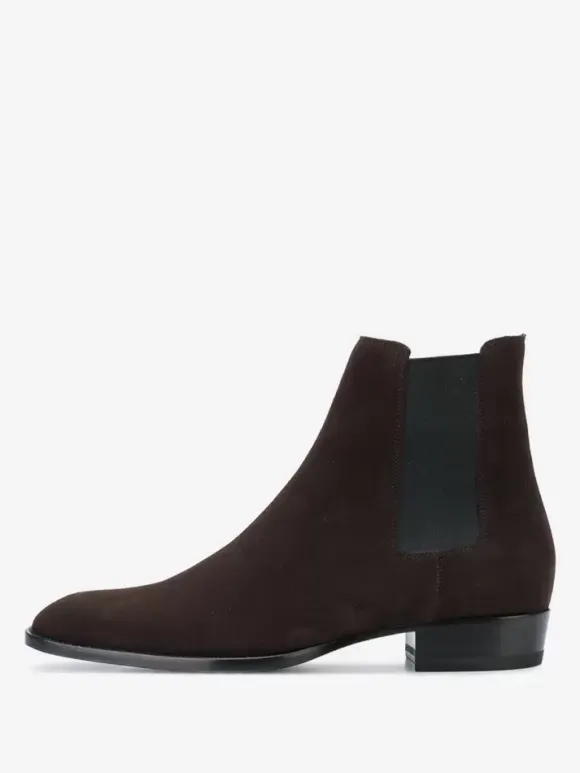 Bottines Chelsea pour homme en daim noir à enfiler bout pointu style britannique.