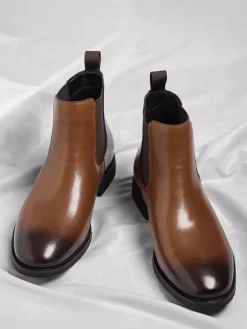 Bottines Chelsea pour homme à petit talon bout pointu et bout dégradé.