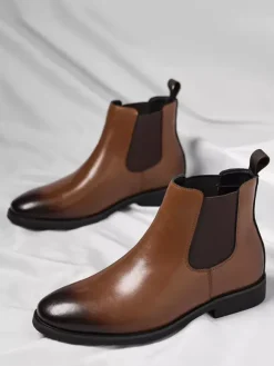 Bottines Chelsea pour homme à petit talon bout pointu et bout dégradé.