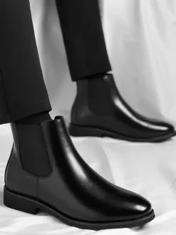 Bottines Chelsea pour homme à petit talon bout pointu et bout dégradé.