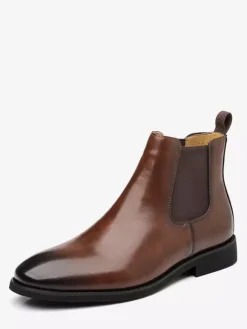 Bottines Chelsea pour homme à petit talon bout pointu et bout dégradé.