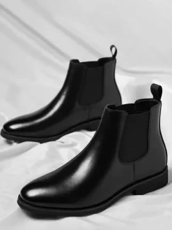 Bottines Chelsea pour homme à petit talon bout pointu et bout dégradé.