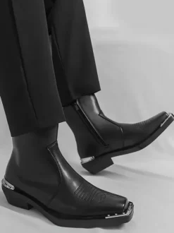 Bottines noires à bout carré et talon épais ornées de détails métalliques