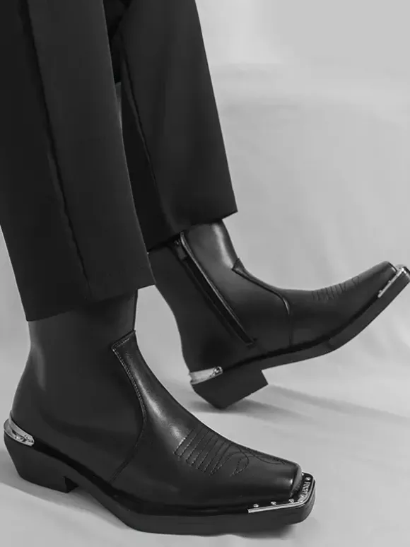 Bottines noires à bout carré et talon épais ornées de détails métalliques