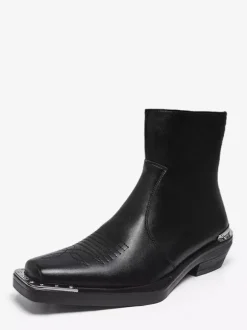 Bottines noires à bout carré et talon épais ornées de détails métalliques