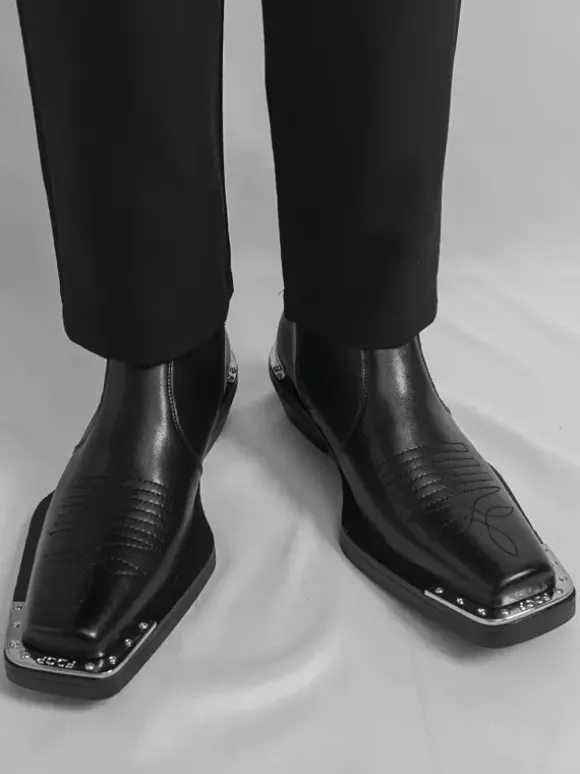 Bottines noires à bout carré et talon épais ornées de détails métalliques