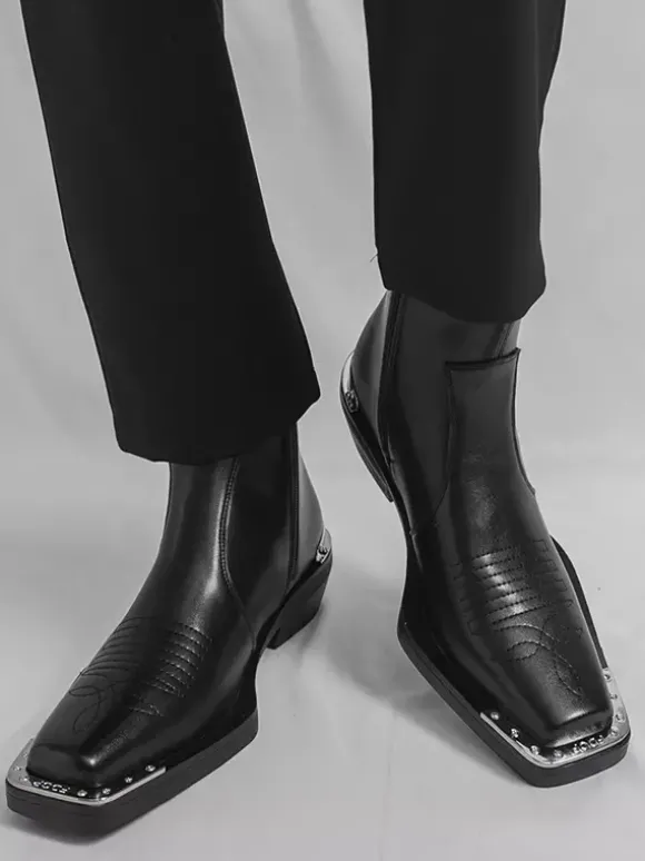 Bottines noires à bout carré et talon épais ornées de détails métalliques
