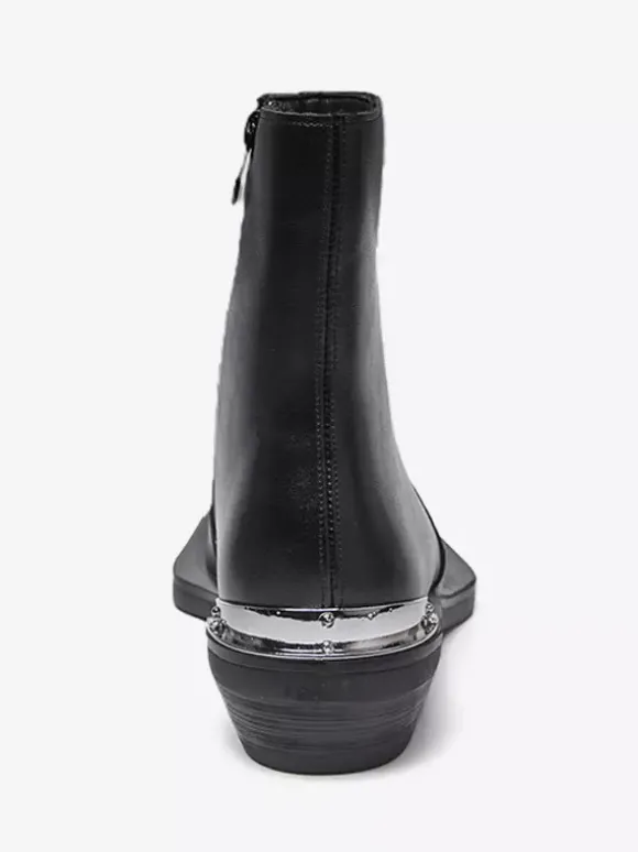 Bottines noires à bout carré et talon épais ornées de détails métalliques
