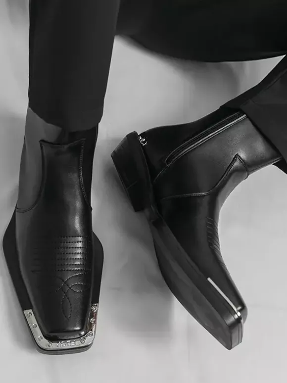 Bottines noires à bout carré et talon épais ornées de détails métalliques