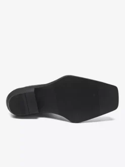 Bottines noires à bout carré et talon épais ornées de détails métalliques