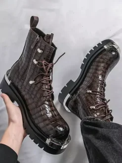 Bottines noires pour homme bout rond lacets motif pierre style combat