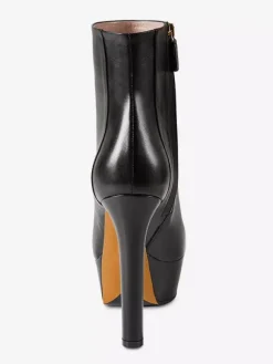 Bottines à plateforme noires et à talons hauts et bout rond