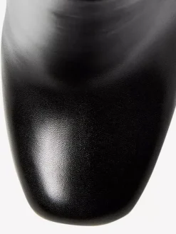 Bottines à plateforme noires et à talons hauts et bout rond