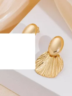 Boucles d'oreilles dorées pour adulte style européen décontracté motif feuille. Bijou de tous les jours.