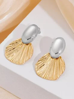 Boucles d'oreilles dorées pour adulte style européen décontracté motif feuille. Bijou de tous les jours.