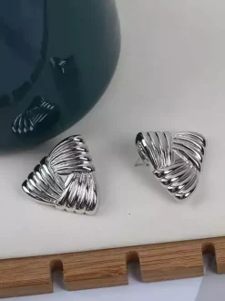 Boucles d'oreilles dorées pour adulte style vintage géométrique triangle pour tous les jours. Bijou
