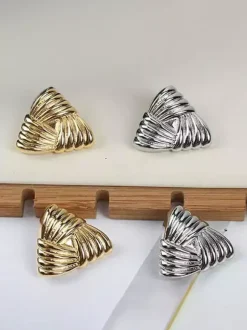 Boucles d'oreilles dorées pour adulte style vintage géométrique triangle pour tous les jours. Bijou