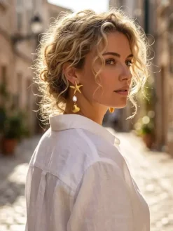 Boucles d'oreilles en métal doré style baroque décontracté pour adulte motif étoile de mer et coquillage. Bijou à porter au quotidien.