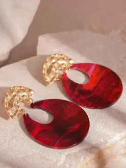 Boucles d'oreilles rouges en plastique pour adultes style vintage géométrique idéales pour les vacances.