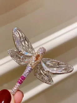 Broche libellule à aile transparente brillante ornée de strass roses multicolores