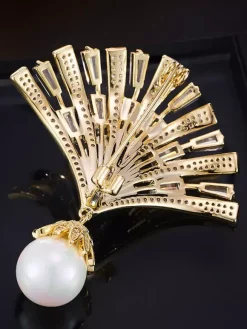 Broche pendentif en forme d'éventail ornée d'un zircon baguette et d'une grande perle.