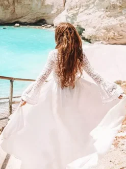 Cache-maillots à manches longues en dentelle ajourée et volants style athlétique blancs pour la plage en été.