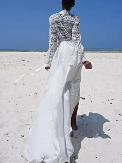 Cache-maillots à manches longues en dentelle ajourée et volants style athlétique blancs pour la plage en été.