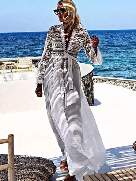 Cache-maillots à manches longues en dentelle ajourée et volants style athlétique blancs pour la plage en été.