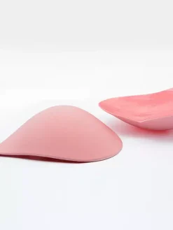 Cache-tétons en acrylique rose boutons triangulaires soutien-gorge push-up en silicone rose sans bretelles forme c艙ur.