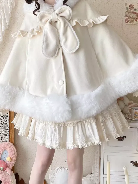 Cape Sweet Lolita en laine à capuche avec oreilles de lapin et poches idéale pour la mode Lolita automne-hiver.