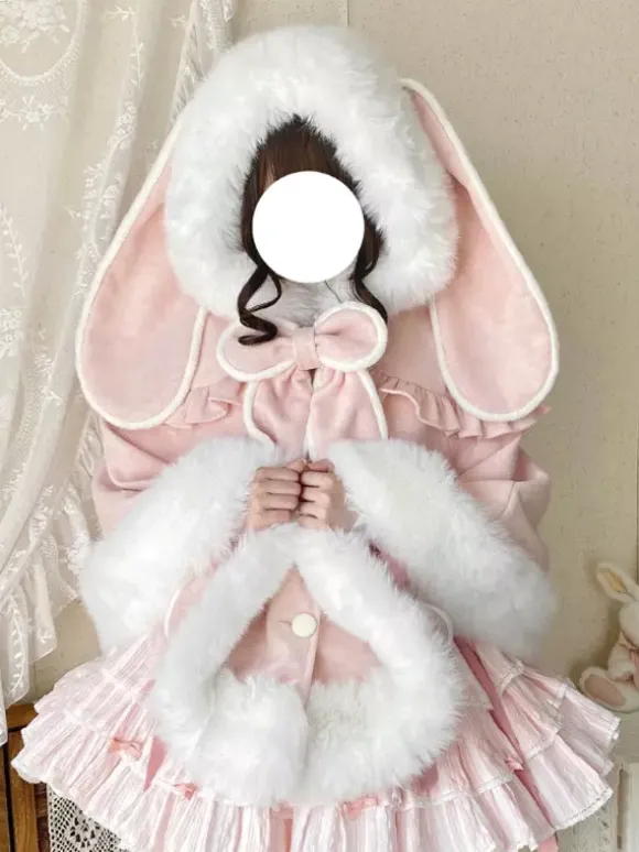 Cape Sweet Lolita en laine à capuche avec oreilles de lapin et poches idéale pour la mode Lolita automne-hiver.