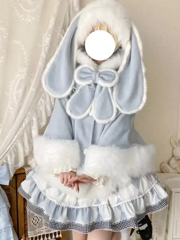 Cape Sweet Lolita en laine à capuche avec oreilles de lapin et poches idéale pour la mode Lolita automne-hiver.