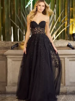 Charmante avec robe de soirée longue au sol et décolleté en c艙ur en dentelle