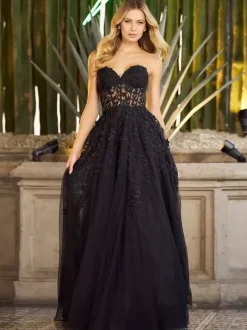 Charmante avec robe de soirée longue au sol et décolleté en c艙ur en dentelle