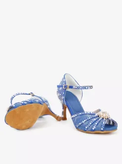 Chaussures de danse latine en satin à bout ouvert ornées de perles et d'une boucle. Chaussures de bal.