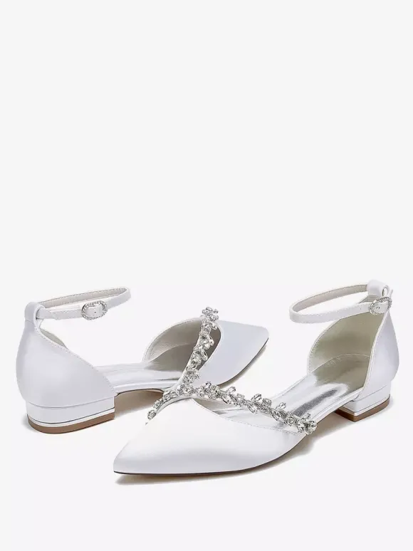 Chaussures de mariage plates en satin à bout pointu avec strass et bride à la cheville