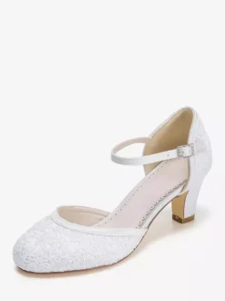 Chaussures de mariage vintage ivoire à bout rond et talon compensé.