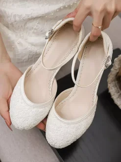 Chaussures de mariage vintage ivoire à bout rond et talon compensé.