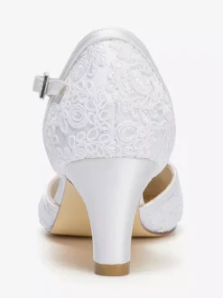Chaussures de mariage vintage ivoire à bout rond et talon compensé.