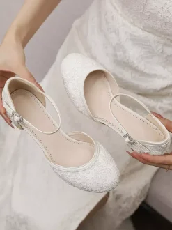 Chaussures de mariage vintage ivoire à bout rond et talon compensé.